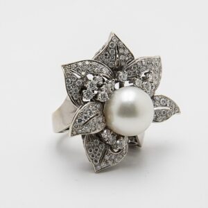 Maxi anillo vintage en forma flor, con perla australiana y diamantes