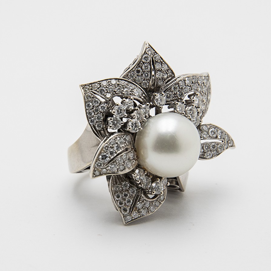 Maxi vintage flower-shaped ring with Australian pearl and diamonds