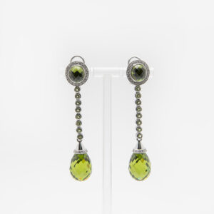 Pendientes de oro blanco, diamantes y peridotos (Yanes)
